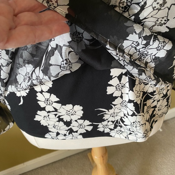 Beautiful Vince Camuto cold shoulder blouse with shell underneath - Picture 4 of 9